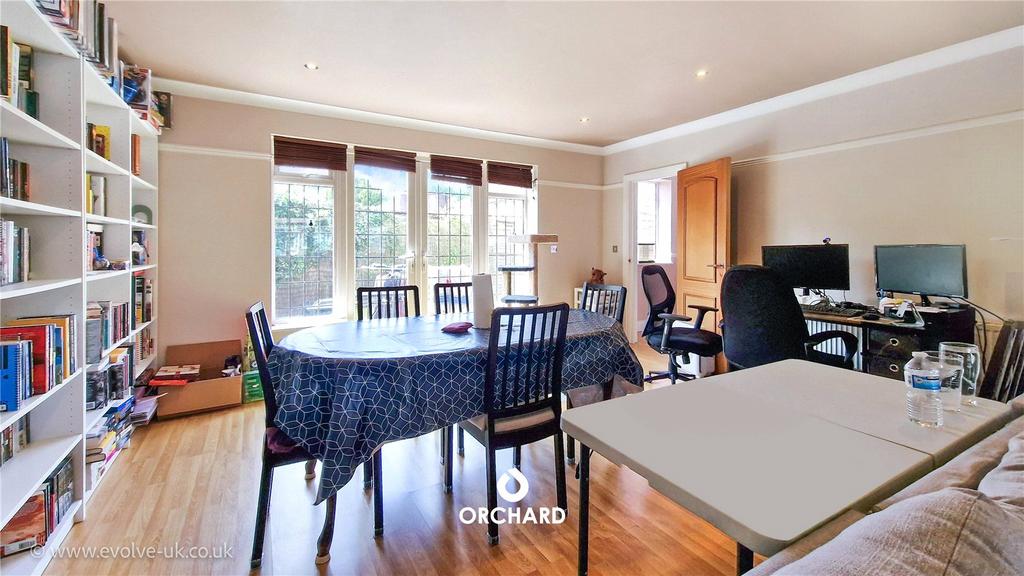 Milverton Drive, Ickenham, UB10 5 bed detached house to rent £3,000