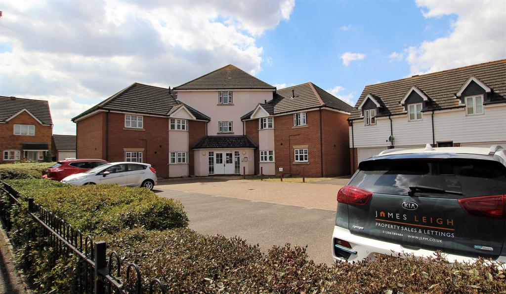 Muir Place, Wickford 2 bed flat for sale £220,000