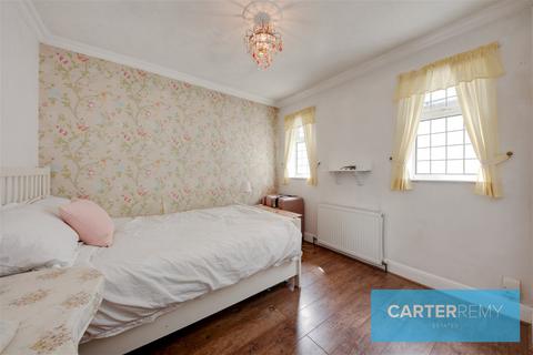 18 Chestnut Avenue, Grays, RM16 2UJ