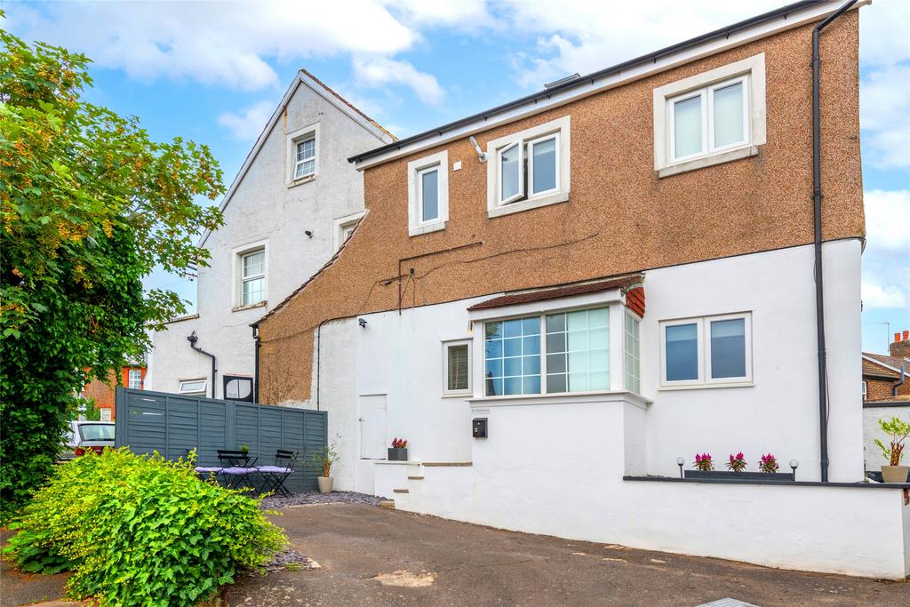 Somerset Road, Redhill, Surrey, RH1 1 bed for sale £235,000
