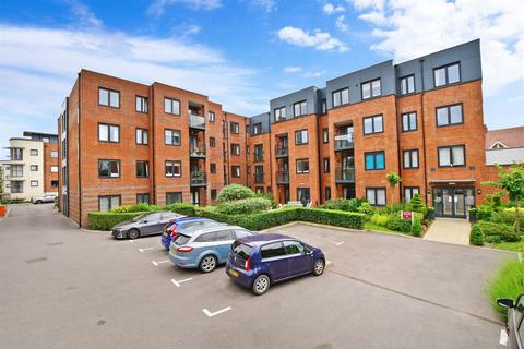 2 bedroom ground floor flat for sale, Garland Road, East Grinstead, West Sussex