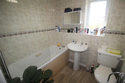 2 bedroom flat to rent, Mill Road, Eastbourne BN21