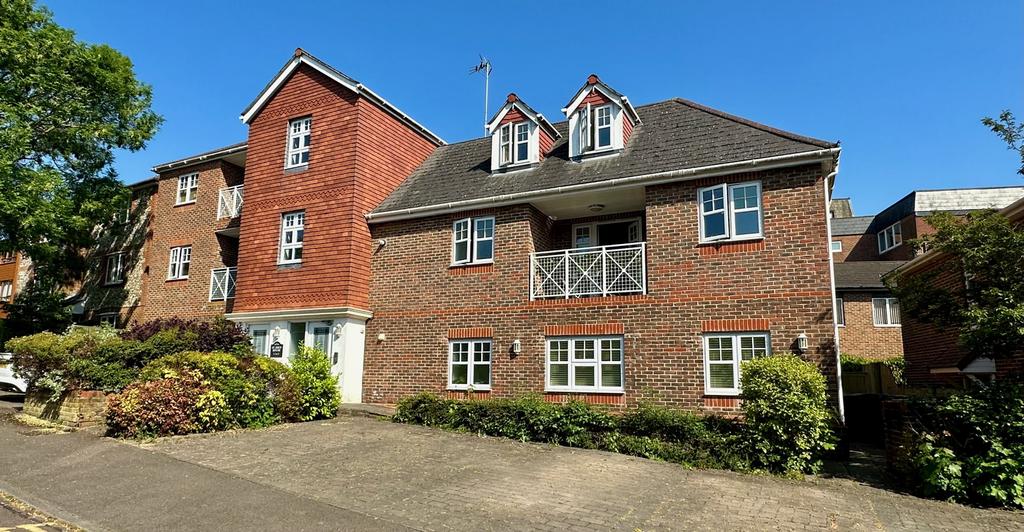 Leatherhead 2 bed apartment £1,700 pcm (£392 pw)