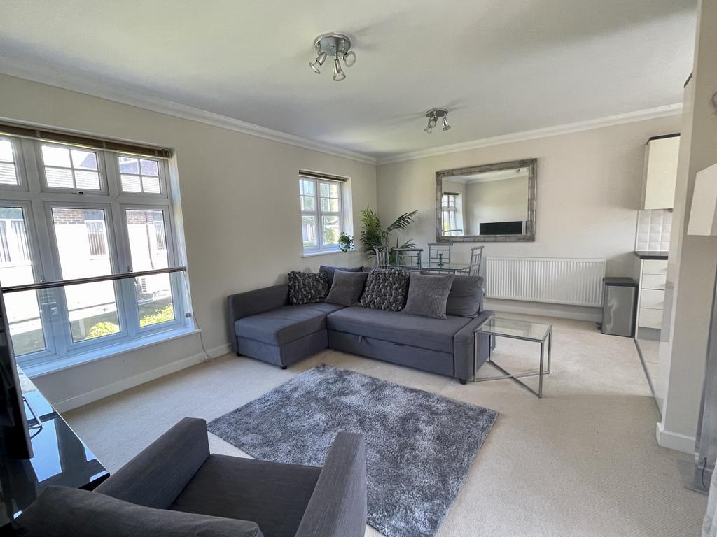 Leatherhead 2 bed apartment £1,700 pcm (£392 pw)
