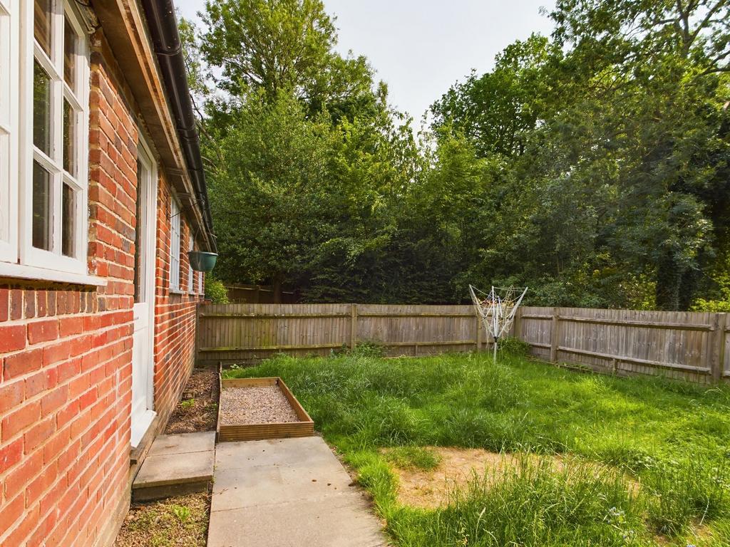 Ifield, Crawley RH11 2 bed property to rent £1,200 pcm (£277 pw)