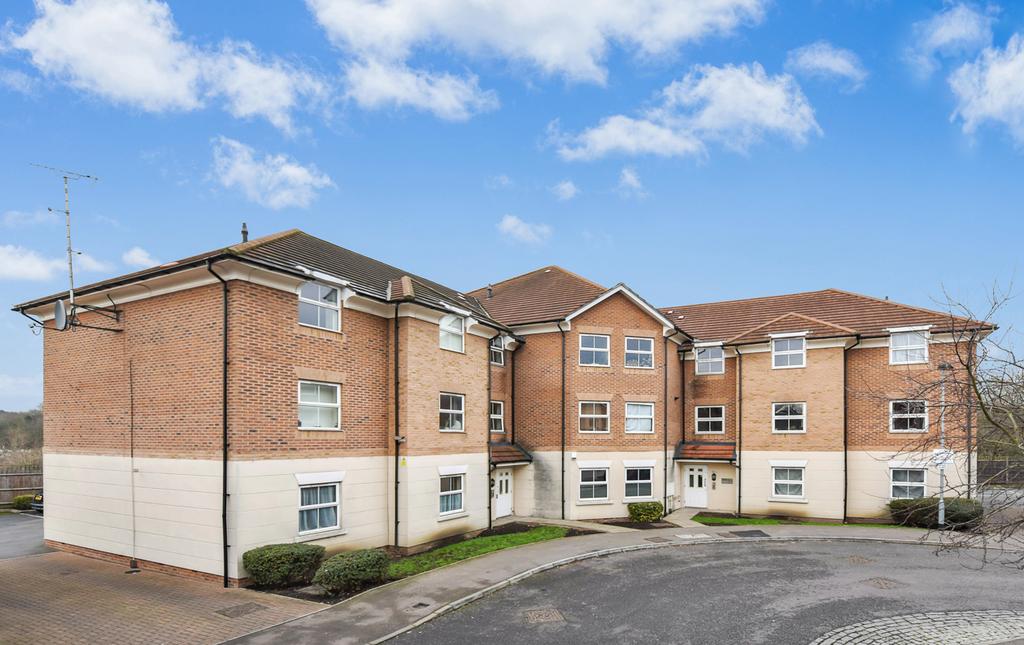 Gilson Place, Coppetts Road, London. N10 2 bed flat £1,600 pcm (£369 pw)