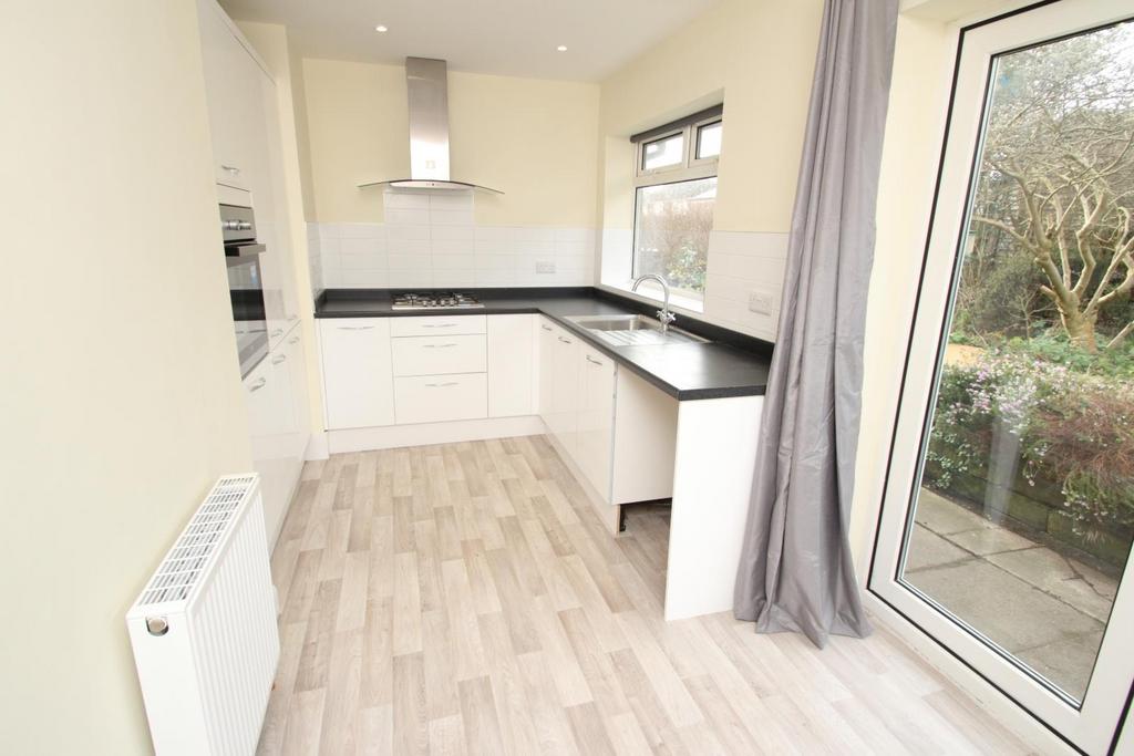 Otley Old Road, Leeds, West... 2 bed bungalow £950 pcm (£219 pw)