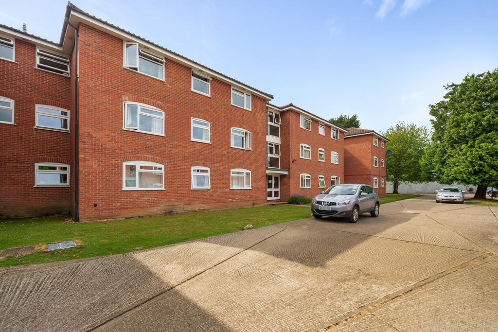 Cobblers Close, Farnham Royal, Buckinghamshire, SL2 2 bed apartment for