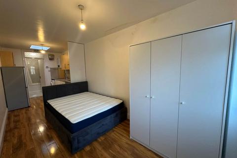 Studio to rent, Lady Margret Road, Southall