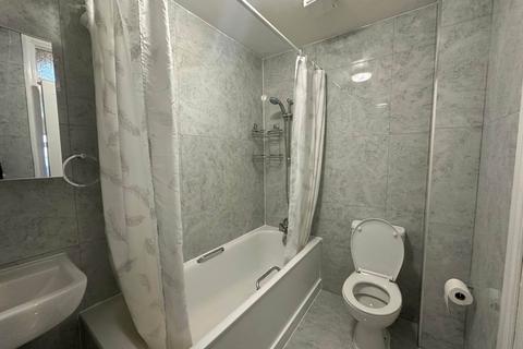 Studio to rent, Lady Margret Road, Southall