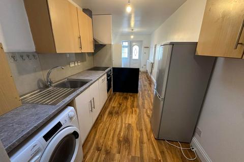 Studio to rent, Lady Margret Road, Southall