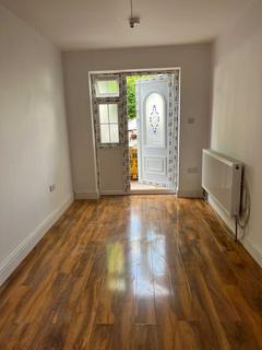 Studio to rent, Lady Margret Road, Southall