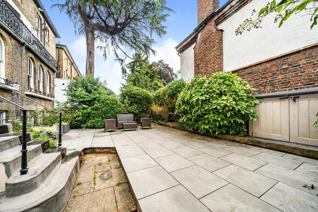 North Side Wandsworth Common, Battersea 2 bed for sale £