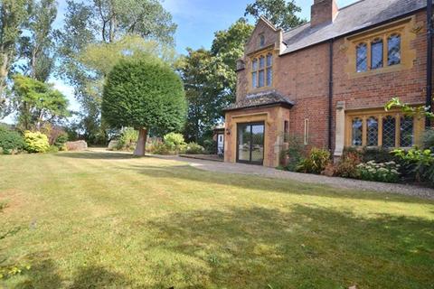 2 bedroom manor house to rent, Inner Lodge North, Toddington Manor