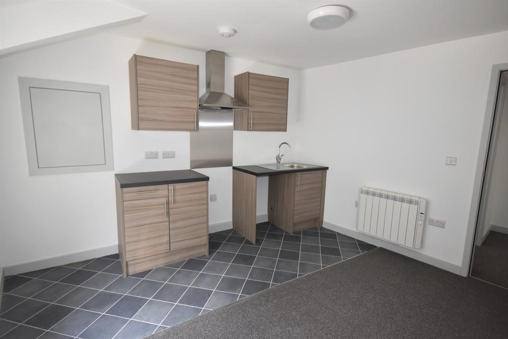 Holt Street, Wrexham, LL13 Studio to rent £550 pcm (£127 pw)
