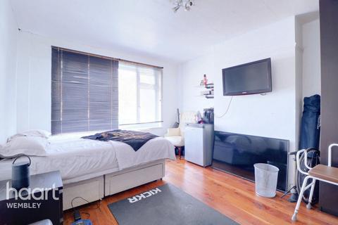 37 Chipstead Gardens, London, NW2 6EL