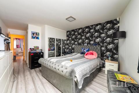 2 bedroom flat for sale, Mercury Court, Romford