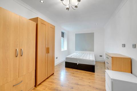 Studio to rent, Barnett Street, Whitechapel, London