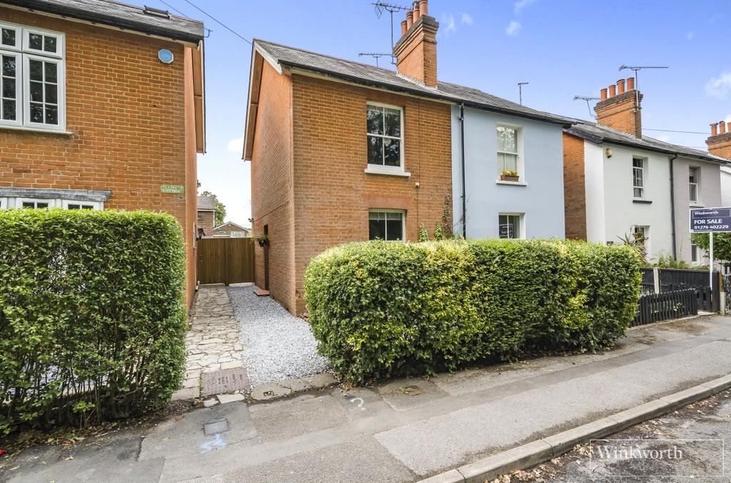 College Ride, Bagshot, Surrey, GU19 2 bed semidetached house for sale