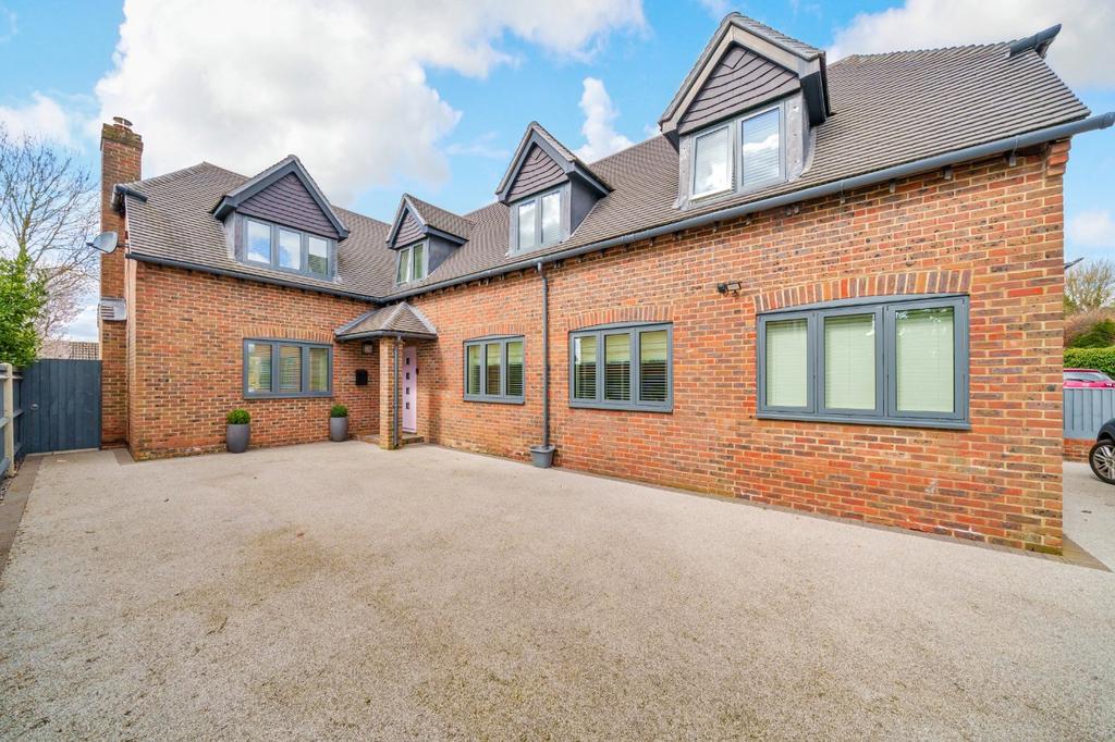 Cold Ash Hill, Cold Ash, Thatcham, Berkshire, RG18 4 bed detached house