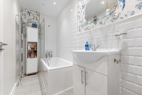 Flat A, 22 Rodway Road, Bromley, BR1 3JL