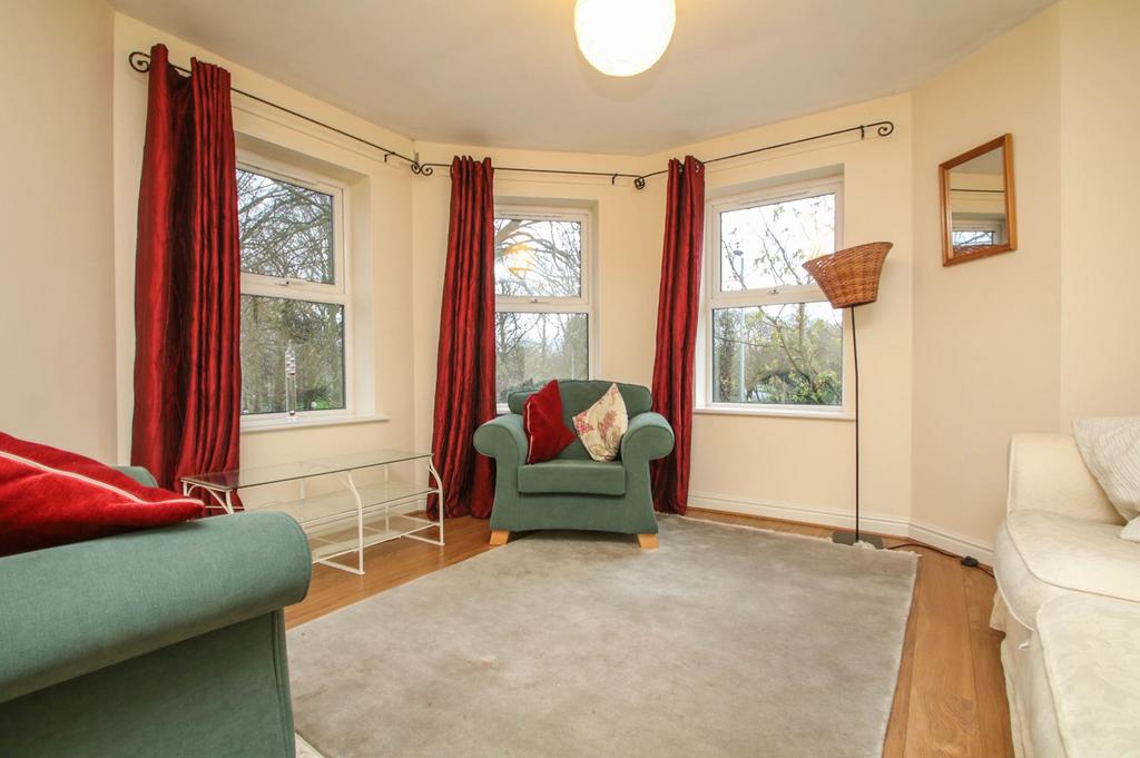 Alexandra Road South, Whalley Range... 2 bed apartment £900 pcm (£208 pw)