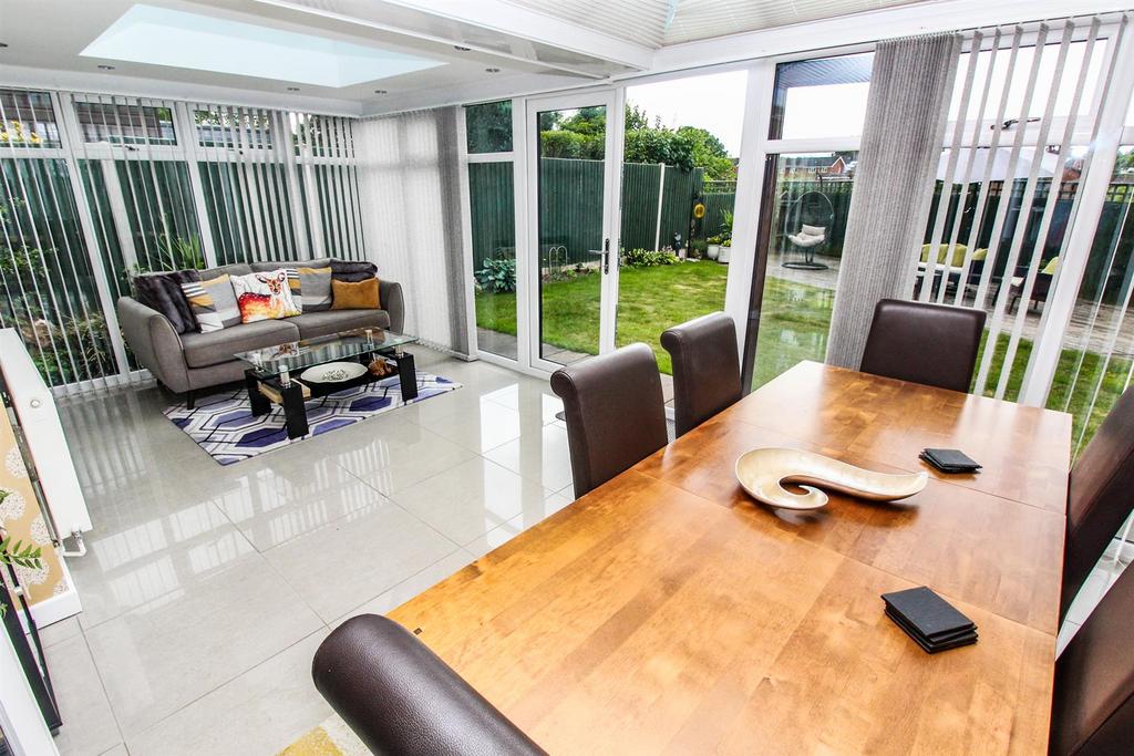 Perry Road, Gobowen, Oswestry 3 bed detached house for sale £299,000