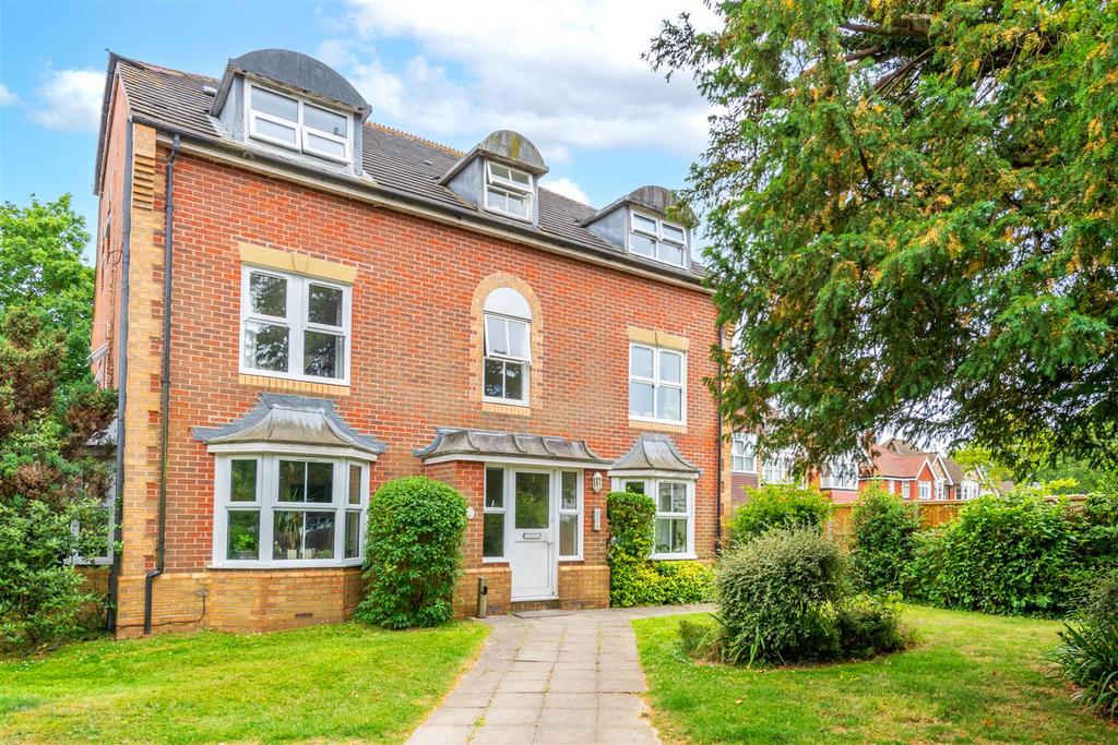 Pine Gardens, Horley 2 bed flat £285,000