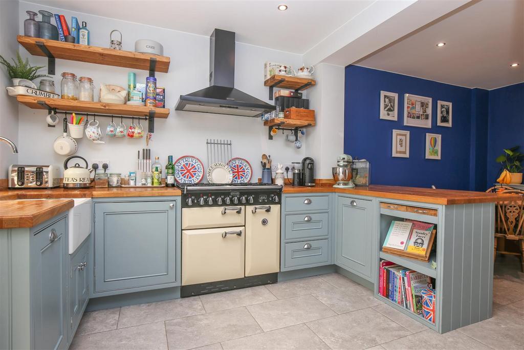 Pilgrims Way, Wrotham, Sevenoaks 3 bed semidetached house for sale £