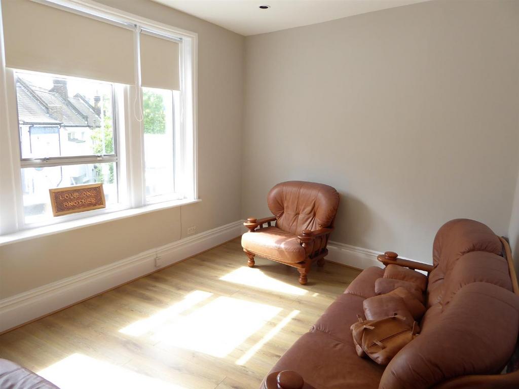 Longley Road, Tooting Graveney, SW17 2 bed flat to rent £1,750 pcm (£