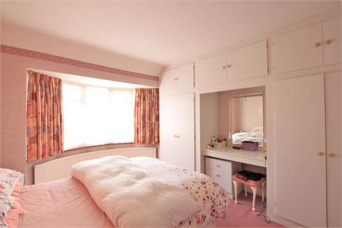 25 Eton Avenue, Hounslow, TW5 0HB