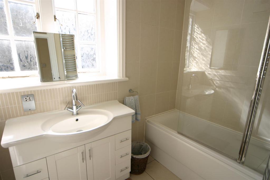 Melcombe Court 15 bath.JPG