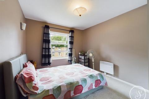 2 bedroom flat for sale, Robinwood Court, Leeds