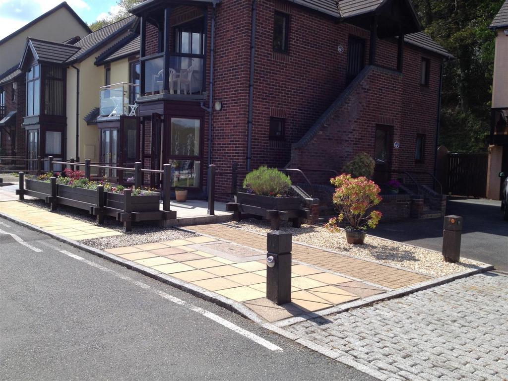 Gaddarn Reach, Neyland Marina 1 bed apartment £725 pcm (£167 pw)