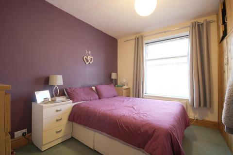 25 Avenue Grove, Harrogate, HG2 7PD