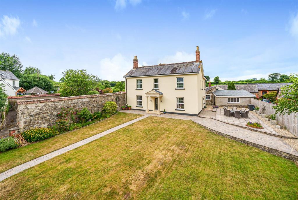 Manor Court, Manor Road, Landkey, Barnstaple 6 bed detached house for
