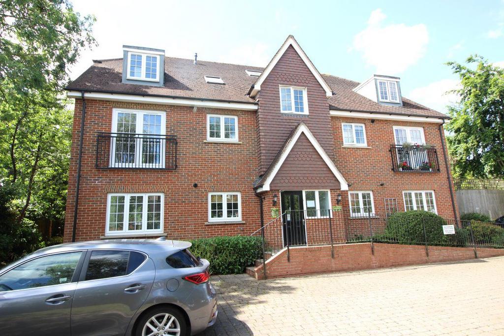 Bournemead, Herkomer Road, Bushey 2 bed flat £1,850 pcm (£427 pw)