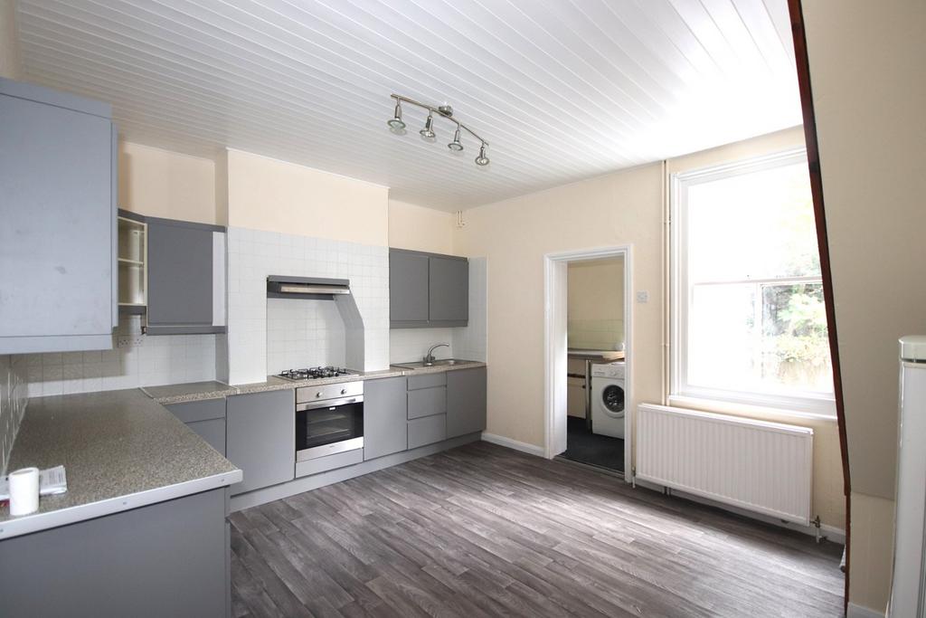 Leopold Road, BexhillonSea, TN39 2 bed end of terrace house £1,100