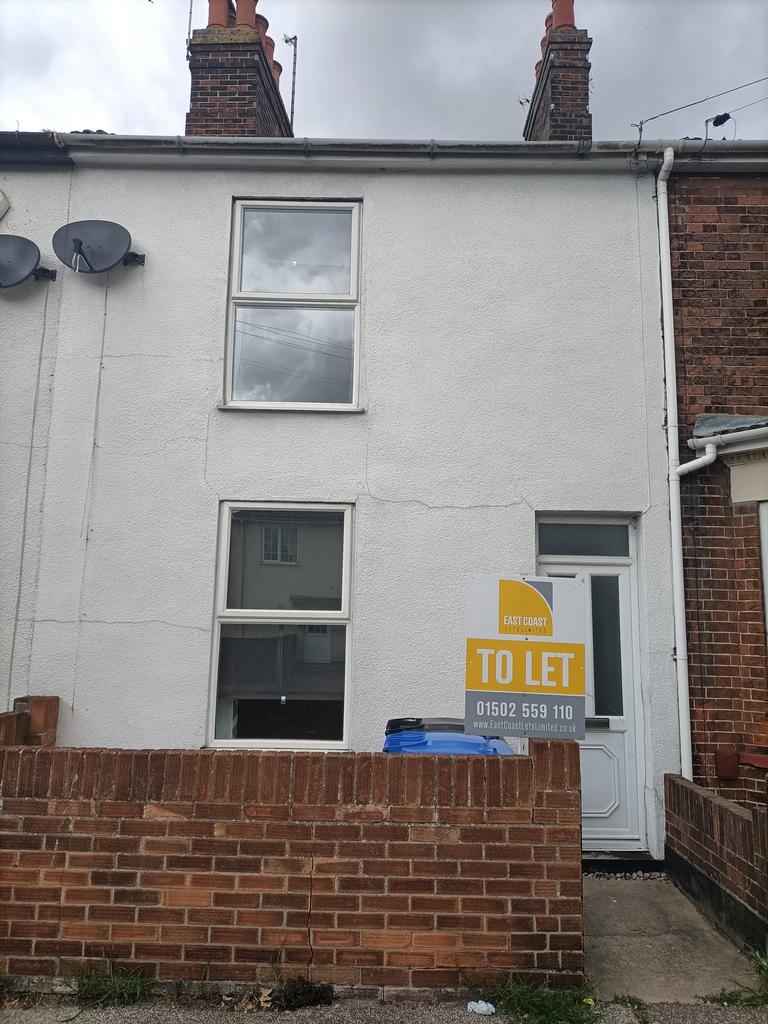 St. Peters Street, Lowestoft NR32 2 bed terraced house £695 pcm (£160 pw)