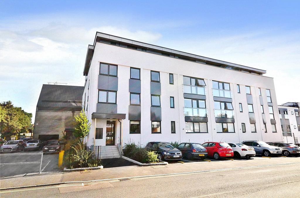 East Grinstead, West Sussex, RH19 2 bed apartment to rent £1,350 pcm