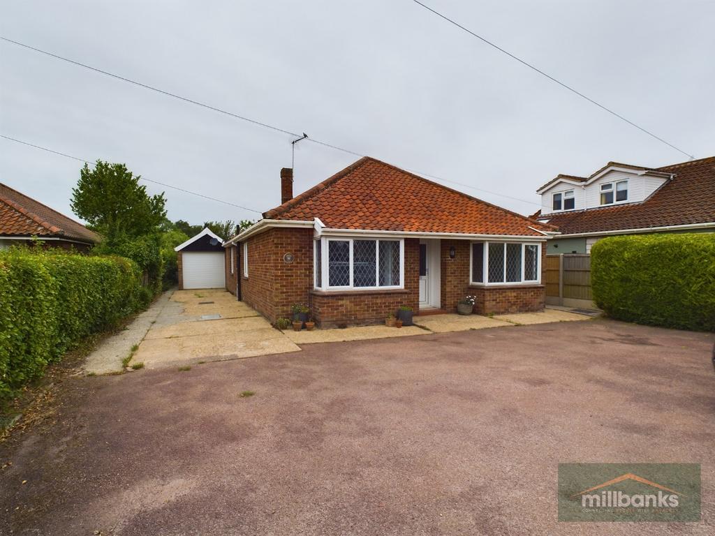 Hargham Road, Attleborough, Norfolk, NR17 2ES 3 bed detached bungalow