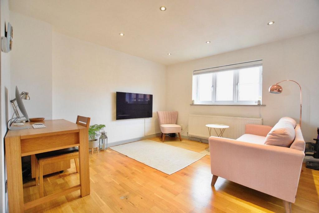 Chobham Road, E15 2 bed apartment £2,000 pcm (£462 pw)