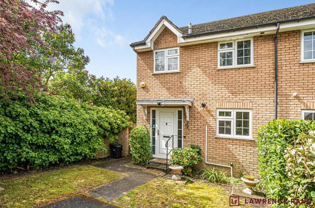 Monarchs Way, Ruislip, HA4 3 bed property for sale £625,000