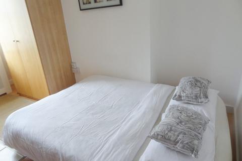 Studio to rent, Claverton Street, Pimlico, London, SW1V