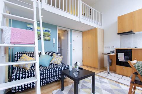 Studio to rent, Penywern Road, Earls Court, London, SW5