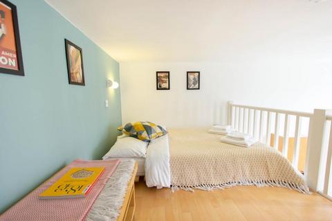Studio to rent, Penywern Road, Earls Court, London, SW5