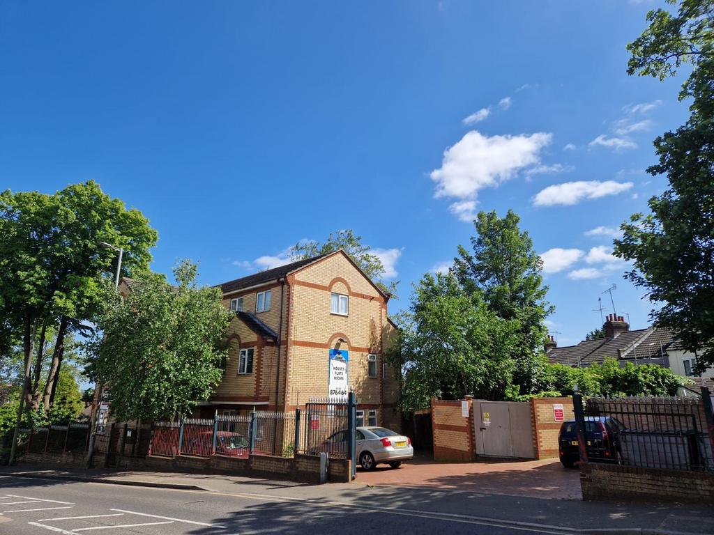 Flat, Dunstable Road, Luton 2 bed apartment £1,400 pcm (£323 pw)