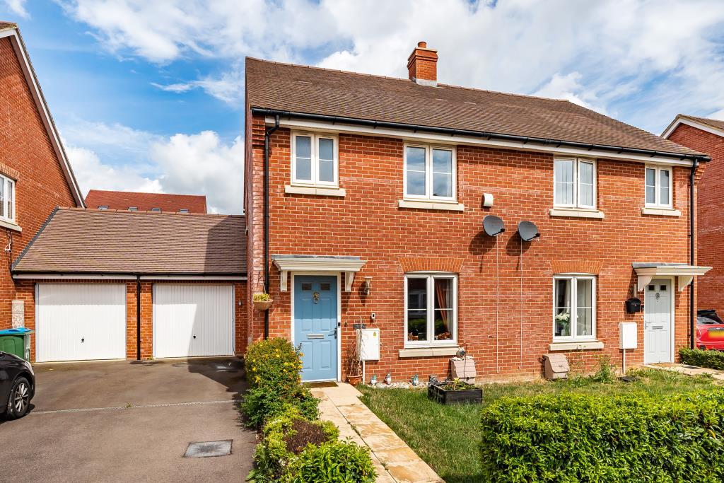 Berryfields, Aylesbury, HP18 3 bed semidetached house £1,700 pcm (£