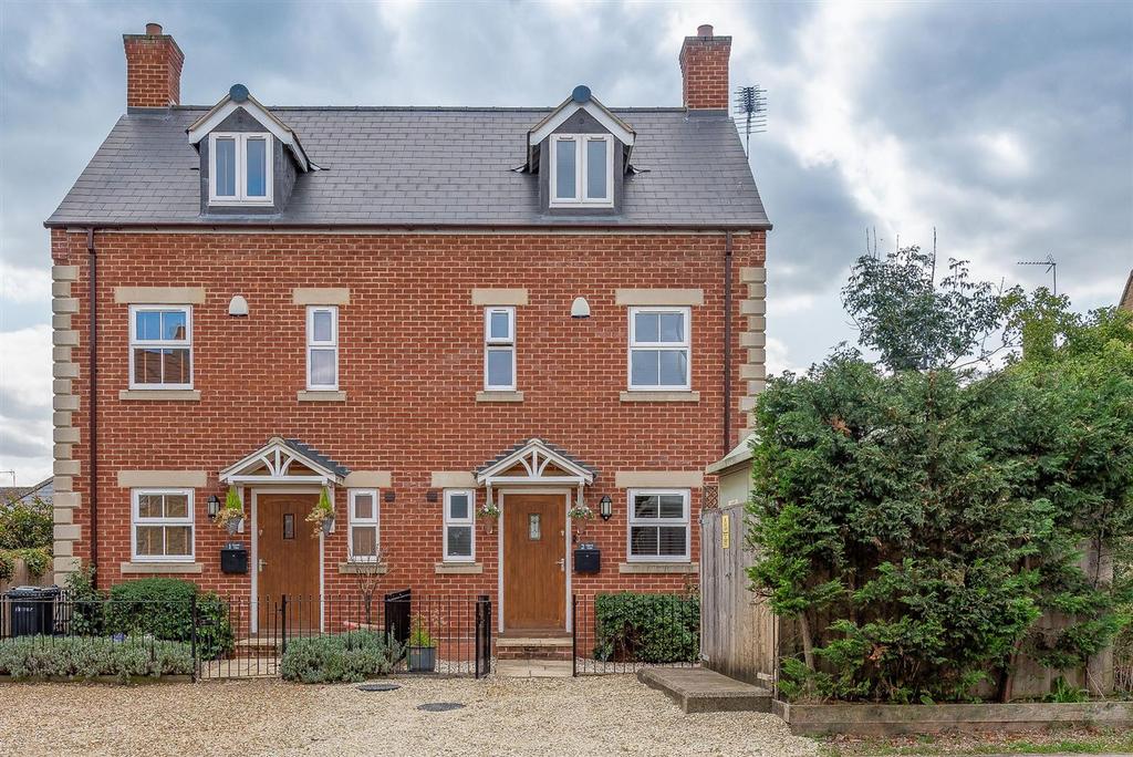 London Road, MoretonInMarsh, GL56 4 bed semidetached house for sale