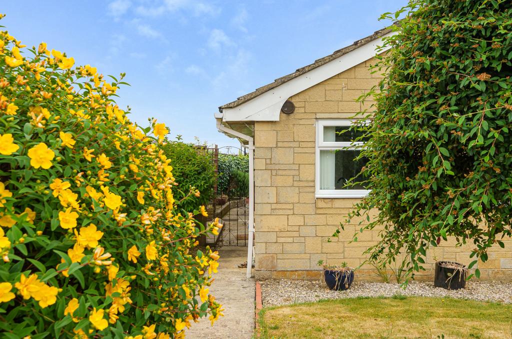 Haresfield, Cirencester, Gloucestershire, GL7 2 bed bungalow for sale